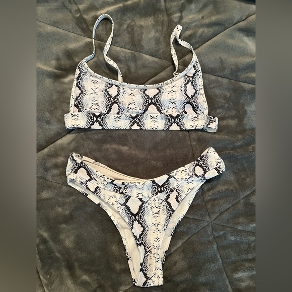 Bikini - Picture 3 of 3